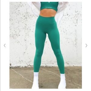 Balance Athletica Cloud Leggings in Fluorine